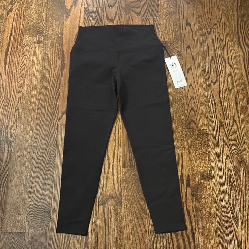 Alo yoga leggings. Never worn. Still has tags attached.